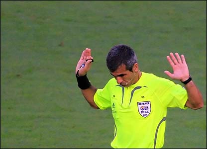 Nghi án trọng tài làm độ trận đấu của Man Utd